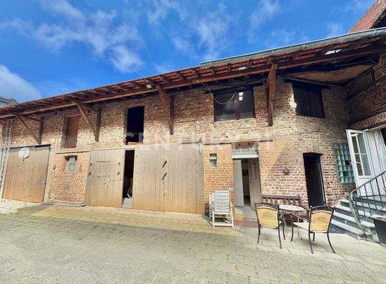 Innenhof mit Zugang zu Wohnhaus und Scheune