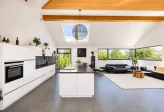 Offenes Wohnzimmer mit Küche