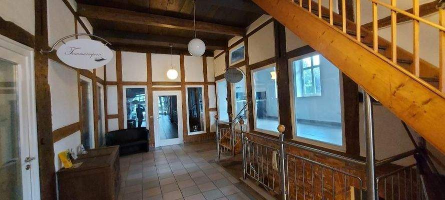 Rechts der Zugang zum Ladengeschäft