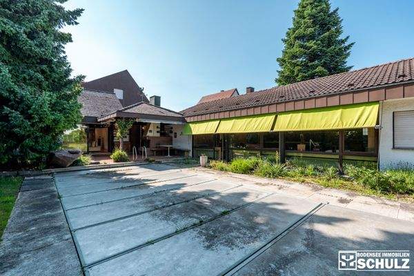 Büro, links Wohnhaus