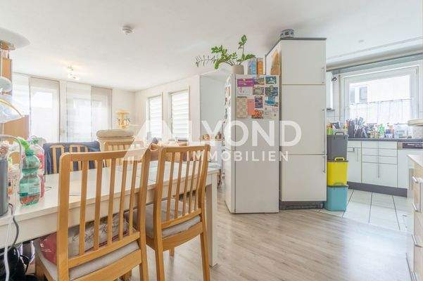 Wohn- und Essbereich mit Einbauküche 