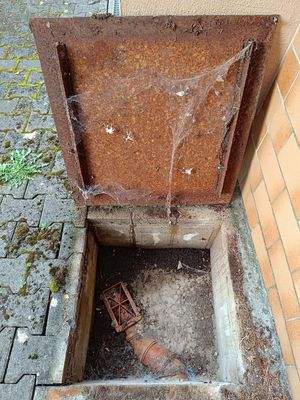 Schacht Abwasser hinter dem Haus