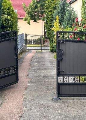 Einfahrt mit beiden Toren