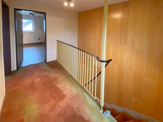 28-Treppen-Flur-OG-2.JPG