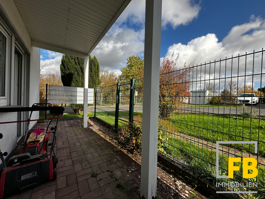 Blickwinkel von der Terrasse auf den Garten