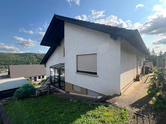 Seitenansicht mit Hauseingang