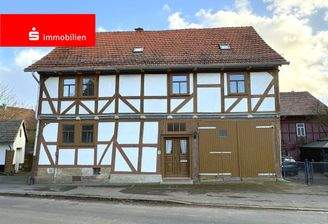 Hausansicht mit Scheune und Nebengebäude