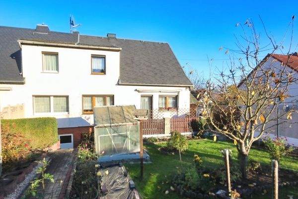 Hausansicht mit Garten