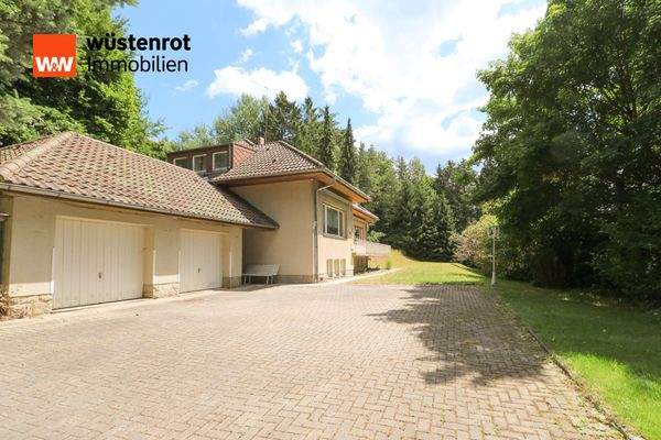 Stellplätze und Doppelgarage