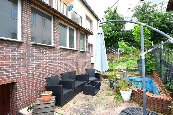 mit kleiner Terrasse und Garten