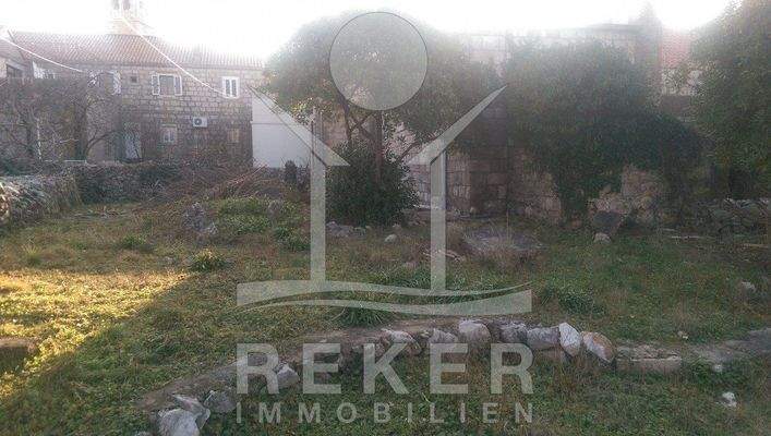 Das große Grundstück erlaubt die Umnutzung zu einer hochwertigen Luxus-Residenz.