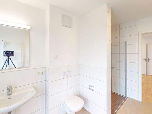 Badezimmer mit ebenerdiger Dusche