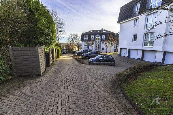 Einfahrt zur Tiefgarage und zum Außenstellplatz