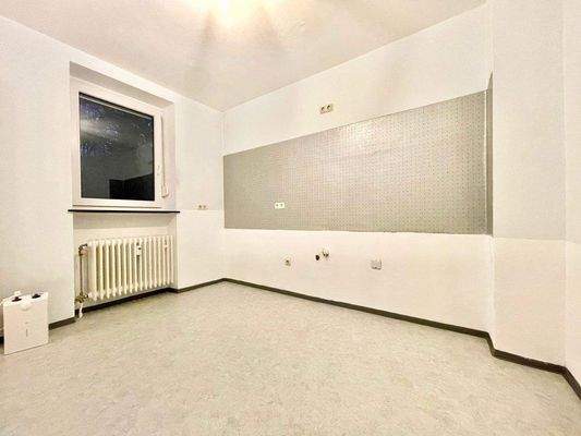 Großzügige Küche ähnlich mit Zugang zum Balkon 