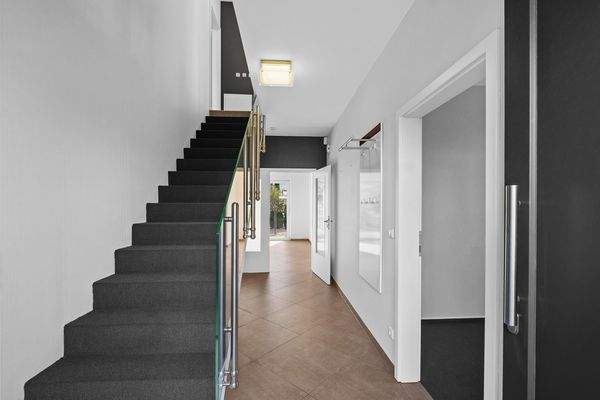 Flur mit Treppe ins Obergeschoss