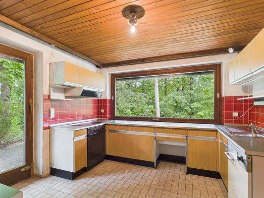 Küche mit angrenzender Speisekammer und Terrassenzugang