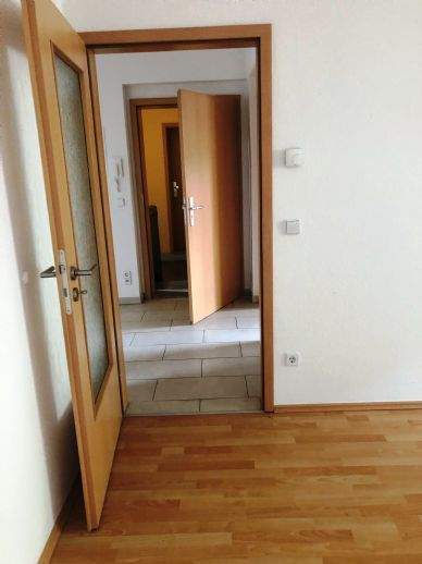 Sehr schöne 2 Raum Wohnung EG mit Balkon, Bad mit Dusche und Wanne ab sofort in Zwickau zu vermieten - Photo 4