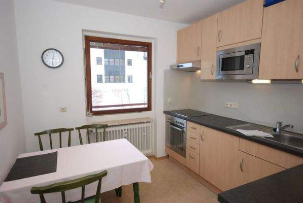 Küchenraum mit Essplatz und Einbauküche