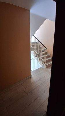 Flur- daneben Aufzug