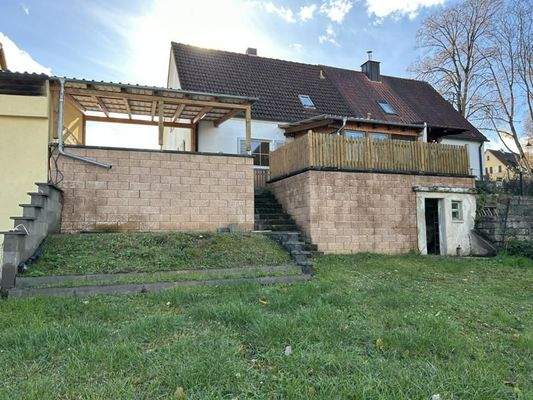 Blick vom Garten auf das Haus