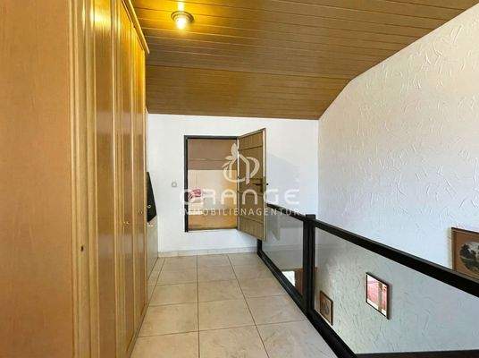 Geradeaus der praktische Speicher, wo Sie z.B. Weihnachtsschmuck aufbewahren könnten