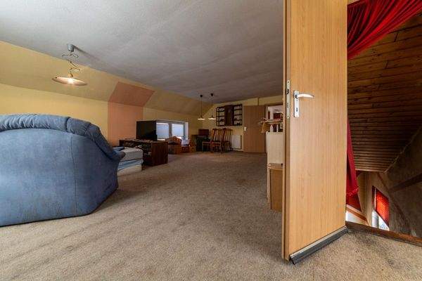 OG Wohnzimmer mit Zugang nach unten zum Partyraum: Werkstatt