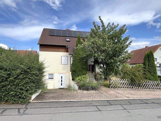 Straßenansicht mi Eingang