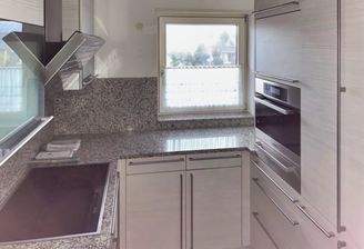 Küche mit Einbauküche