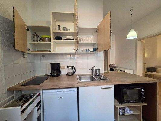 Geschirr und Kochausstattung vorhanden