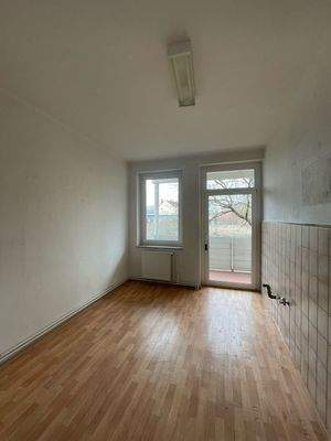 Küche mit Balkonzugang