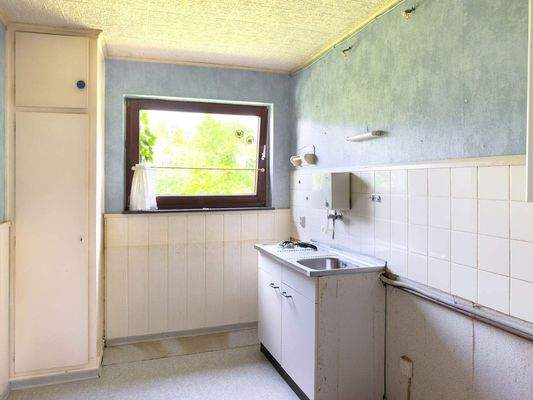 Küche mit Blick in den Garten