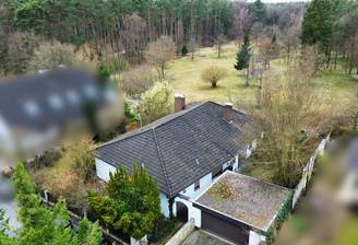 Außenansicht mit Nachbargrundstück