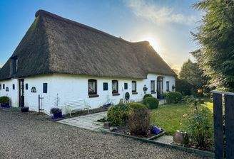 1. Ansicht des Reetdachhauses.jpg