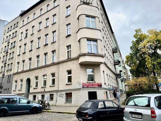 Wohngebäude mit Gewerbe unten