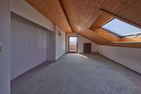 Zimmer mit Balkonzugang im DG