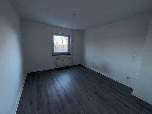 Leeres Zimmer mit Fenster