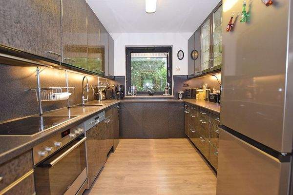 Die Küche - gut dimensioniert - Einbauten mit Gebrauchsspuren