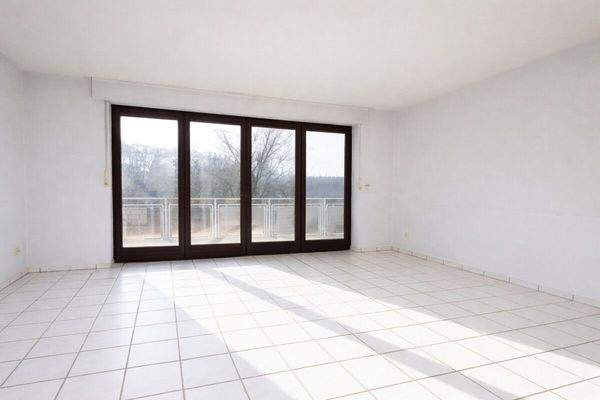 Wohnzimmer mit Süd-Balkon