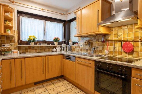 Küche mit Einbauküche