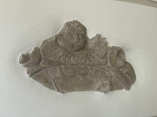 Steinrelief im 2. OG