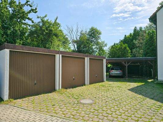 3 Garagen und 2 Stellplätze
