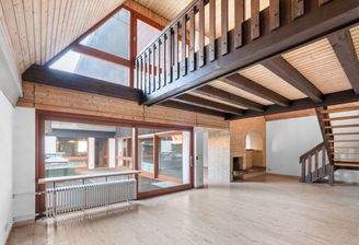 Wohnbereich mit Galerie und Kamin