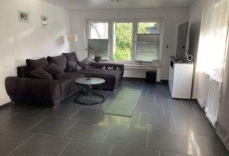 das großzügige Wohnzimmer