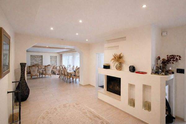 Helles Wohnzimmer mit Kamin und Essbereich