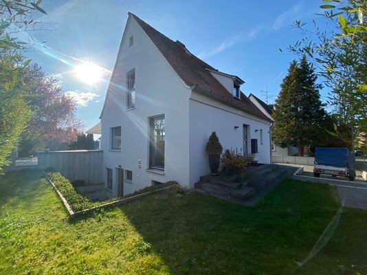 Hausansicht links mit Vorgarten