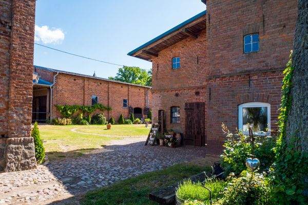 rechts Wirtschaftsgebäude, mittig Pferdestall