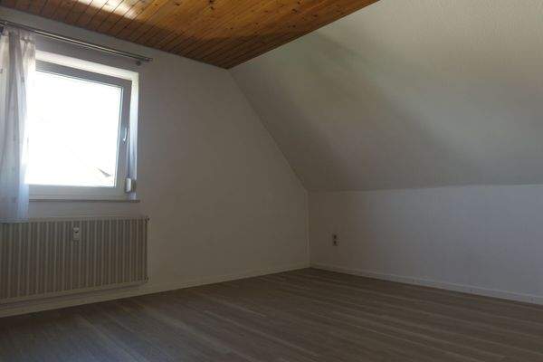 zwei weitere Arbeits- oder Jugendzimmer  