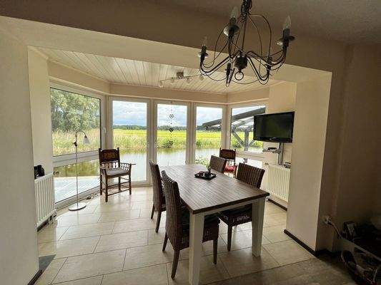 Essbereich mit Seeblick