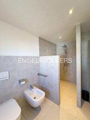 Bidet, Badewanne und bodengleiche Dusche