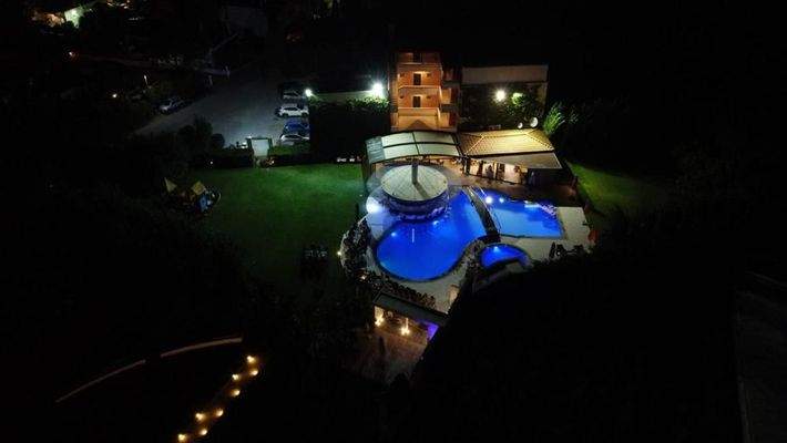 Keta, Sisi: Apartmentkomplex im Dorfzentrum, in der Nähe eines Sandstrandes zu verkaufen